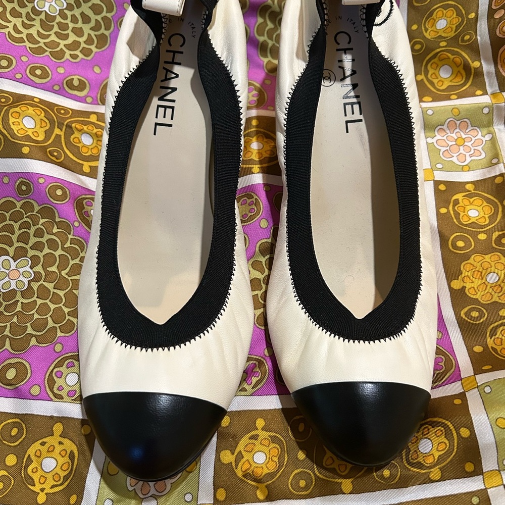CHANEL Scrunchy Logo Pumps